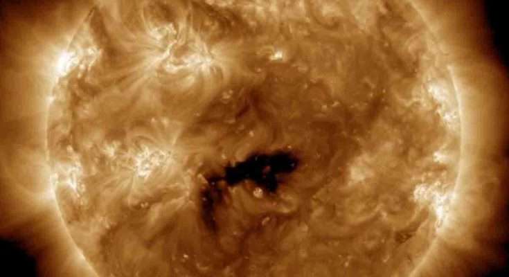 In atto una tempesta geomagnetica: la CME ha raggiunto la Terra