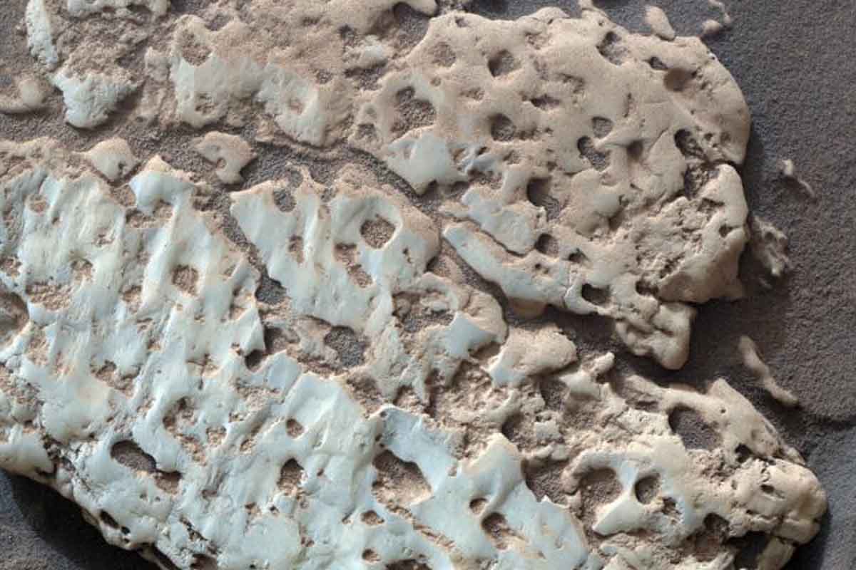 Una roccia molto simile a quella spezzata da Curiosity, fotografata nove giorni dopo la scoperta dello zolfo.